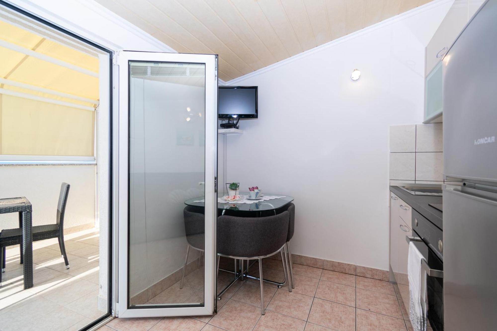 Apartments By The Sea Mandre, Pag - 4093 Kolan Zimmer foto